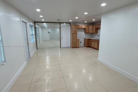 House in Riviera Beach, Florida 3 bedrooms, 101.64 sq.m. № 1946203 - photo 5