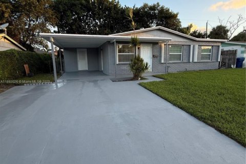House in Riviera Beach, Florida 3 bedrooms, 101.64 sq.m. № 1946203 - photo 2
