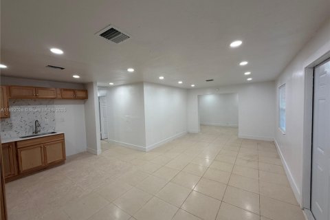 House in Riviera Beach, Florida 3 bedrooms, 101.64 sq.m. № 1946203 - photo 4