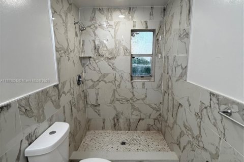 House in Riviera Beach, Florida 3 bedrooms, 101.64 sq.m. № 1946203 - photo 17