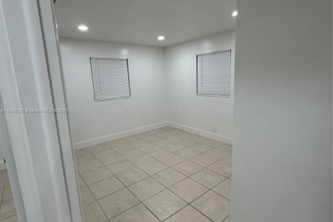 House in Riviera Beach, Florida 3 bedrooms, 101.64 sq.m. № 1946203 - photo 12