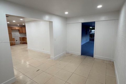 House in Riviera Beach, Florida 3 bedrooms, 101.64 sq.m. № 1946203 - photo 7