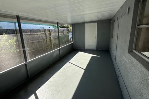 House in Riviera Beach, Florida 3 bedrooms, 101.64 sq.m. № 1946203 - photo 21