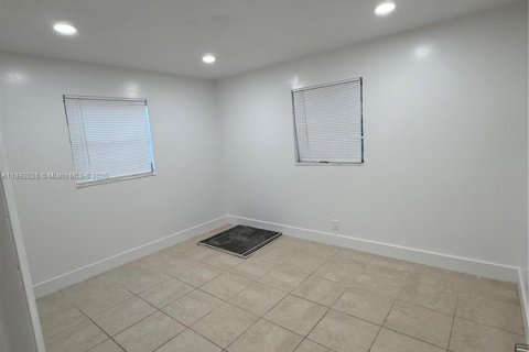 House in Riviera Beach, Florida 3 bedrooms, 101.64 sq.m. № 1946203 - photo 14