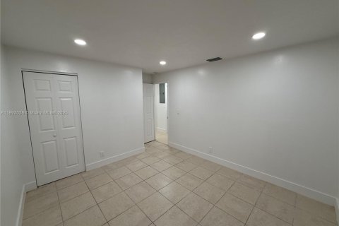 House in Riviera Beach, Florida 3 bedrooms, 101.64 sq.m. № 1946203 - photo 13