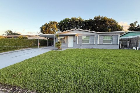 House in Riviera Beach, Florida 3 bedrooms, 101.64 sq.m. № 1946203 - photo 1