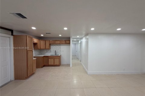 House in Riviera Beach, Florida 3 bedrooms, 101.64 sq.m. № 1946203 - photo 3