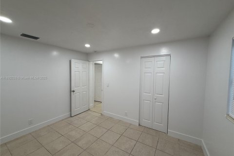 House in Riviera Beach, Florida 3 bedrooms, 101.64 sq.m. № 1946203 - photo 15