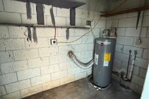 House in Riviera Beach, Florida 3 bedrooms, 101.64 sq.m. № 1946203 - photo 19