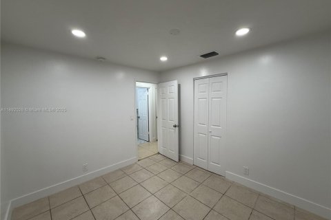 House in Riviera Beach, Florida 3 bedrooms, 101.64 sq.m. № 1946203 - photo 11