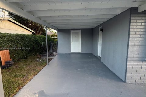 House in Riviera Beach, Florida 3 bedrooms, 101.64 sq.m. № 1946203 - photo 18