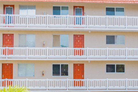 Condo in Lauderhill, Florida, 2 bedrooms  № 1955019 - photo 2