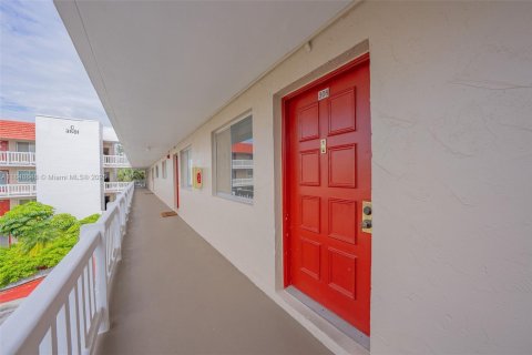 Condo in Lauderhill, Florida, 2 bedrooms  № 1955019 - photo 7
