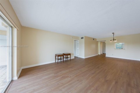 Condo in Lauderhill, Florida, 2 bedrooms  № 1955019 - photo 20