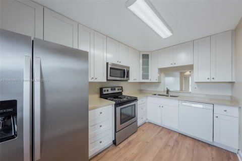 Condo in Lauderhill, Florida, 2 bedrooms  № 1955019 - photo 11