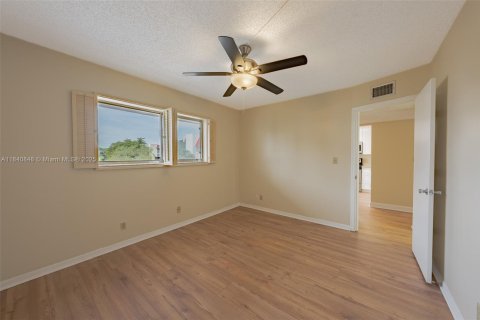 Condo in Lauderhill, Florida, 2 bedrooms  № 1955019 - photo 16