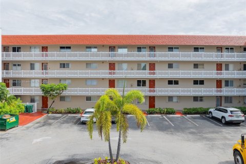 Condo in Lauderhill, Florida, 2 bedrooms  № 1955019 - photo 1