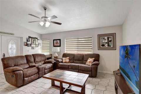 House in Deltona, Florida 3 bedrooms, 180.14 sq.m. № 1888472 - photo 5