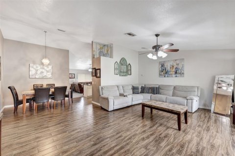 House in Deltona, Florida 3 bedrooms, 180.14 sq.m. № 1888472 - photo 9