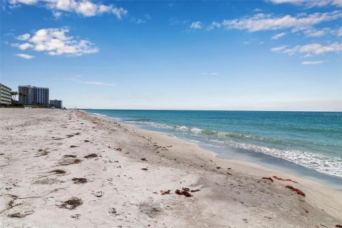 House in Longboat Key, Florida 3 bedrooms, 108.97 sq.m. № 2208431 - photo 6