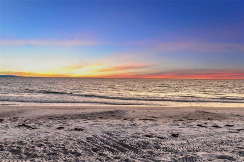 House in Longboat Key, Florida 3 bedrooms, 108.97 sq.m. № 2208431 - photo 18