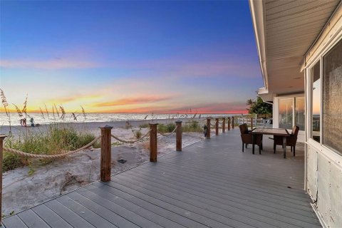 House in Longboat Key, Florida 3 bedrooms, 108.97 sq.m. № 2208431 - photo 17