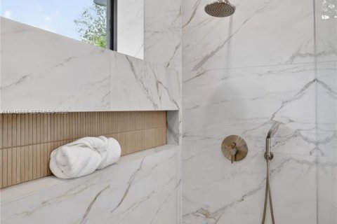 House in Fort Lauderdale, Florida 5 bedrooms, 310.94 sq.m. № 2001906 - photo 28