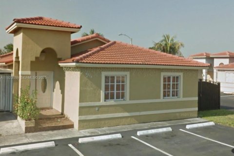 Casa en alquiler en Hialeah Gardens, Florida, 3 dormitorios, 115.2 m2 № 1977392 - foto 1