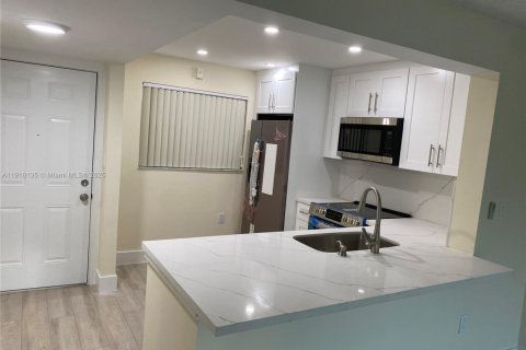 Condominio en alquiler en Miami, Florida, 1 dormitorio, 73.11 m2 № 1970815 - foto 2