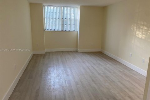 Condominio en alquiler en Miami, Florida, 1 dormitorio, 73.11 m2 № 1970815 - foto 8