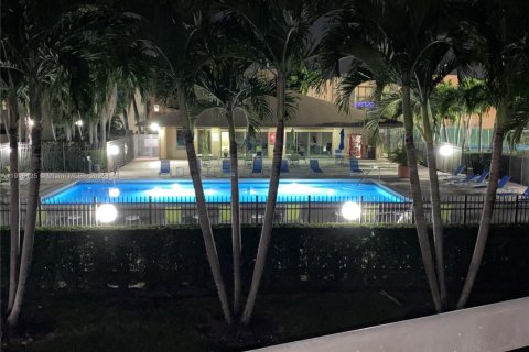 Condominio en alquiler en Miami, Florida, 1 dormitorio, 73.11 m2 № 1970815 - foto 11