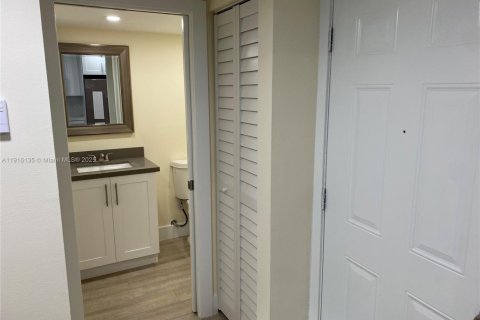 Condominio en alquiler en Miami, Florida, 1 dormitorio, 73.11 m2 № 1970815 - foto 4