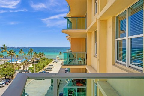 Copropriété à vendre à Hollywood, Floride: 2 chambres, 111.3 m2 № 1875553 - photo 11