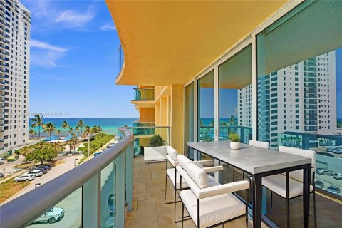 Copropriété à vendre à Hollywood, Floride: 2 chambres, 111.3 m2 № 1875553 - photo 1