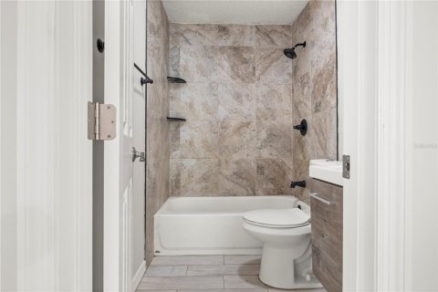Immobilier commercial à vendre à Tampa, Floride: 4 chambres, 130.06 m2 № 2405338 - photo 13