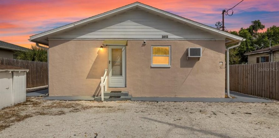 Immobilier commercial à Tampa, Floride 4 chambres, 130.06 m2 № 2405338