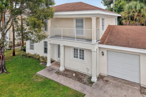 Снять в аренду таунхаус в Уэст-Палм-Бич, Флорида 4 спальни, 166.3м2, № 1955698 - фото 1