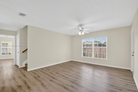 Снять в аренду таунхаус в Уэст-Палм-Бич, Флорида 4 спальни, 166.3м2, № 1955698 - фото 6