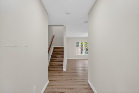 Снять в аренду таунхаус в Уэст-Палм-Бич, Флорида 4 спальни, 166.3м2, № 1955698 - фото 4