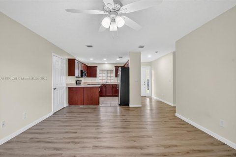 Снять в аренду таунхаус в Уэст-Палм-Бич, Флорида 4 спальни, 166.3м2, № 1955698 - фото 8