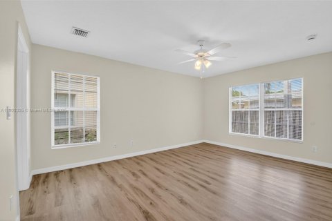 Снять в аренду таунхаус в Уэст-Палм-Бич, Флорида 4 спальни, 166.3м2, № 1955698 - фото 19