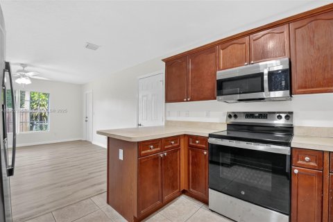 Снять в аренду таунхаус в Уэст-Палм-Бич, Флорида 4 спальни, 166.3м2, № 1955698 - фото 13