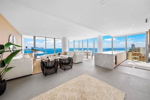 Copropriété à louer à Hallandale Beach, Floride: 4 chambres, 236.44 m2 № 1977256 - photo 1