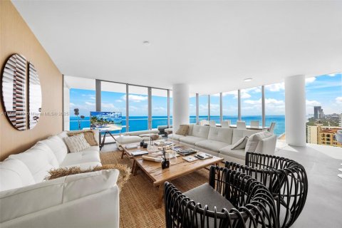 Copropriété à louer à Hallandale Beach, Floride: 4 chambres, 236.44 m2 № 1977256 - photo 2