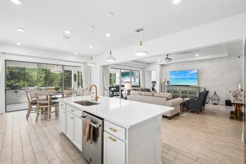 House in Orlando, Florida 7 bedrooms, 414.16 sq.m. № 2238047 - photo 17