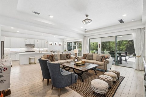 House in Orlando, Florida 7 bedrooms, 414.16 sq.m. № 2238047 - photo 9