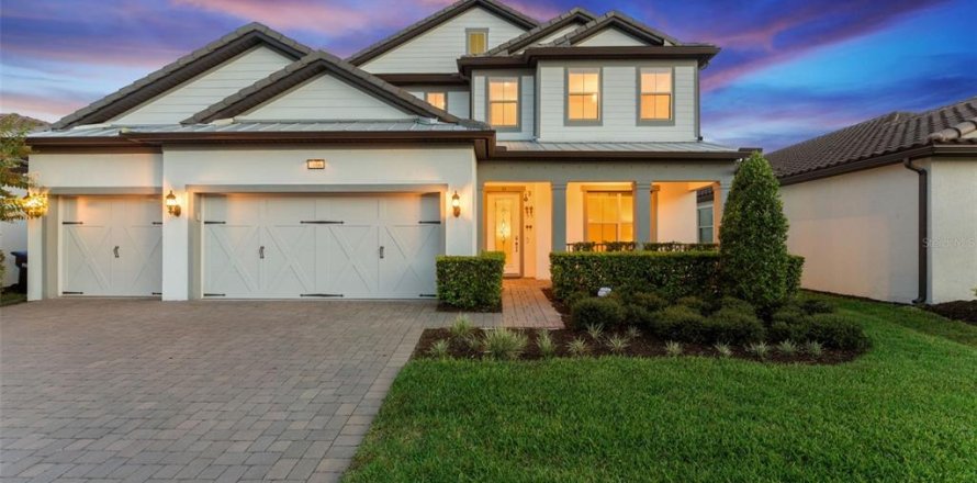 House in Orlando, Florida 7 bedrooms, 414.16 sq.m. № 2238047