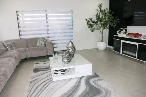 Снять в аренду таунхаус в Флорида-Сити, Флорида 3 спальни, 133.13м2, № 2067800 - фото 10