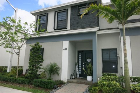 Снять в аренду таунхаус в Флорида-Сити, Флорида 3 спальни, 133.13м2, № 2067800 - фото 2