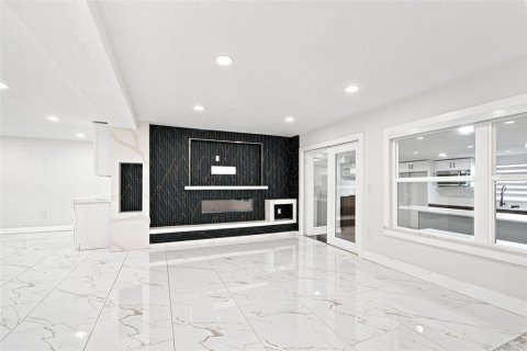 House in Saint Petersburg, Florida 4 bedrooms, 172.43 sq.m. № 2349230 - photo 10